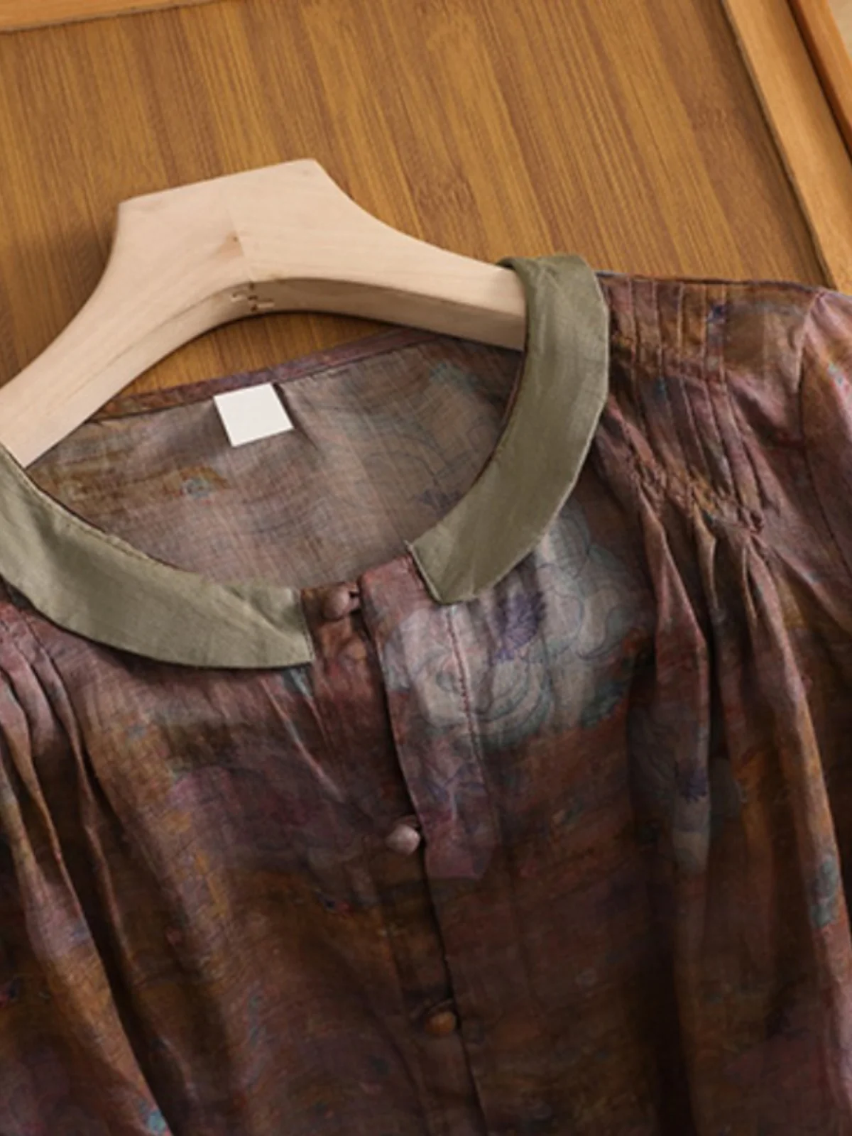 Csa Fena Casual de Verão com Estampa Retrô, Manga Lanterna, Gola Redonda, Caimento Solto, em Linho e Aodão Tingido, ...