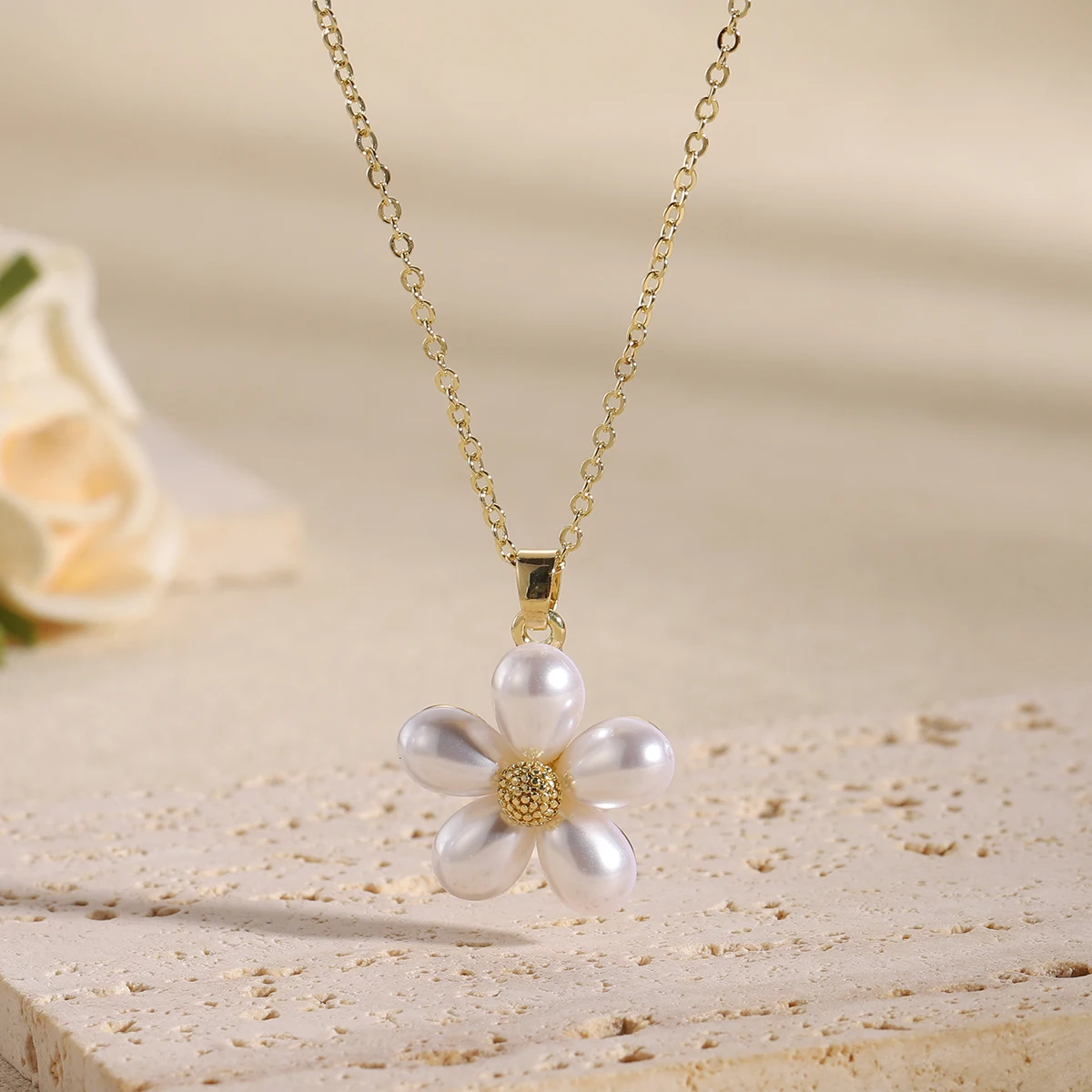 Elegante Collar con Colgante de Flor de Perla para Mujer, Cadena Delgada de Oro, Flor de Cinco Pétalos, Gargantilla Floral, Regalo de Joyería para Boda