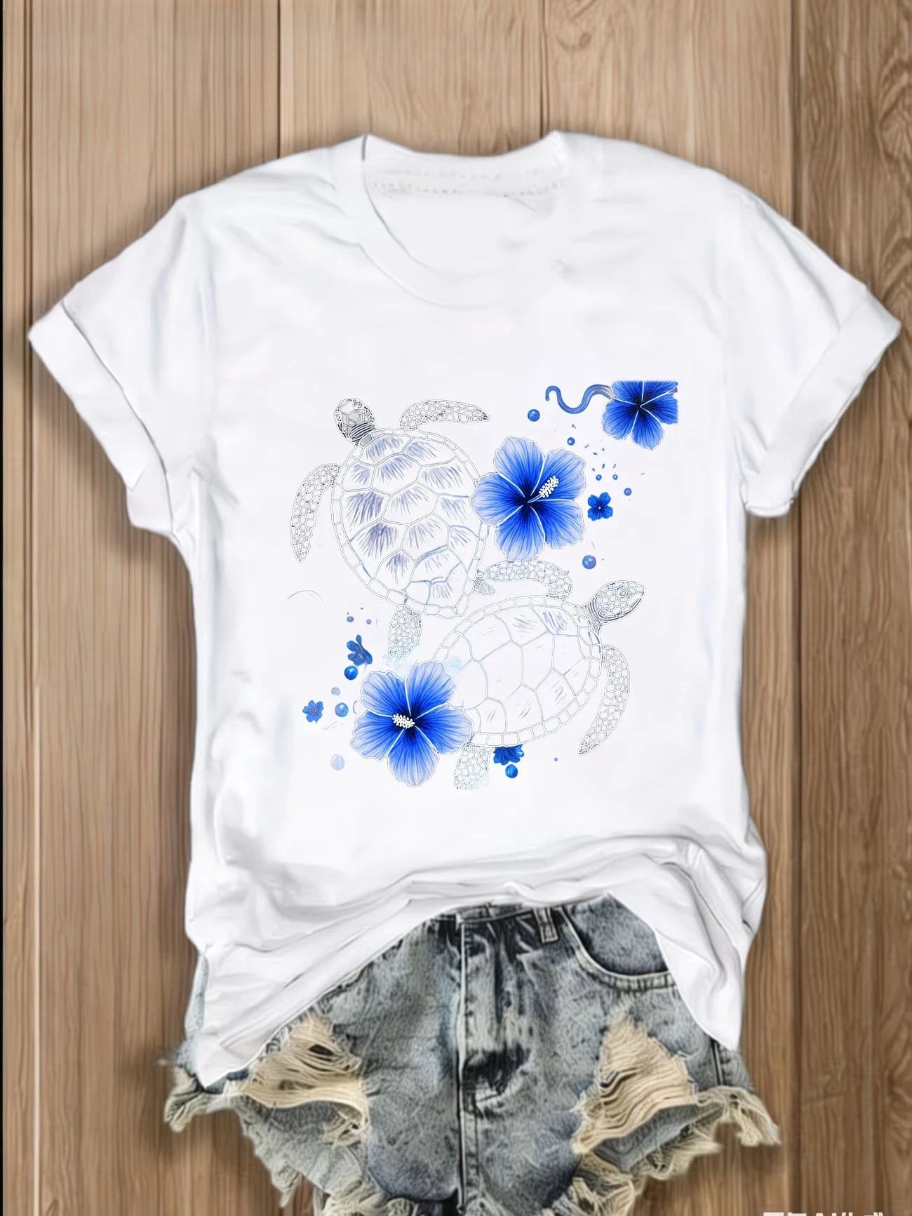 Tropical Sea Turtle Hibiscus Flower T-Shirt Summer Beach Graphic Tee Ocean Life Art Short Sleeve Women Streetwear Top