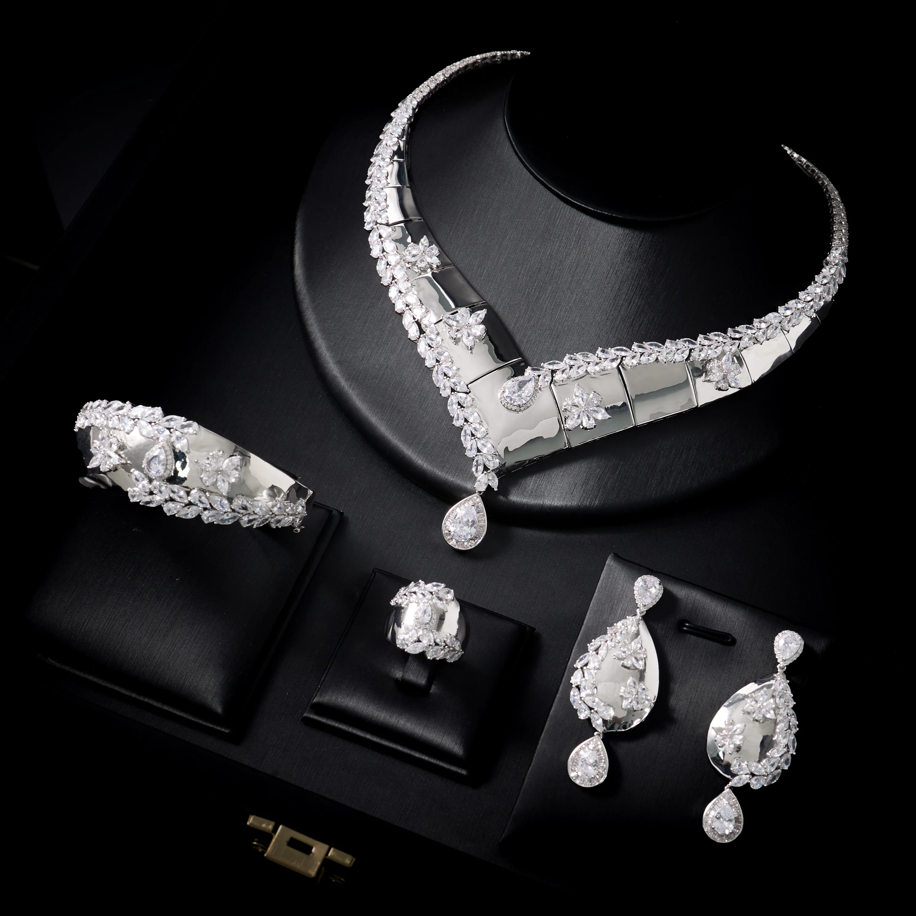 

250309 Luxury Pear Cut Cubic Zirconia 4Pcs Jewelry Set Women Silver Plated Choker Necklace Drop Earrings Bangle Ring Bridal Wedd