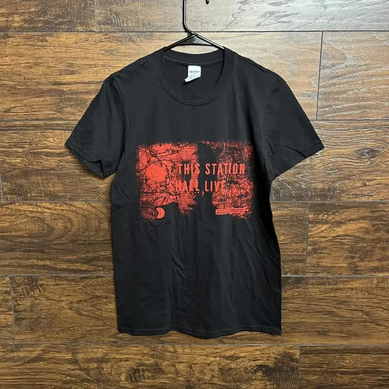 في تي شيرت Drive-In Band - يجب أن يعيش هذا المحطة
