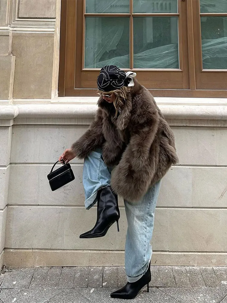 Рисунок 4 - Женское пушистое пальто с лацканами