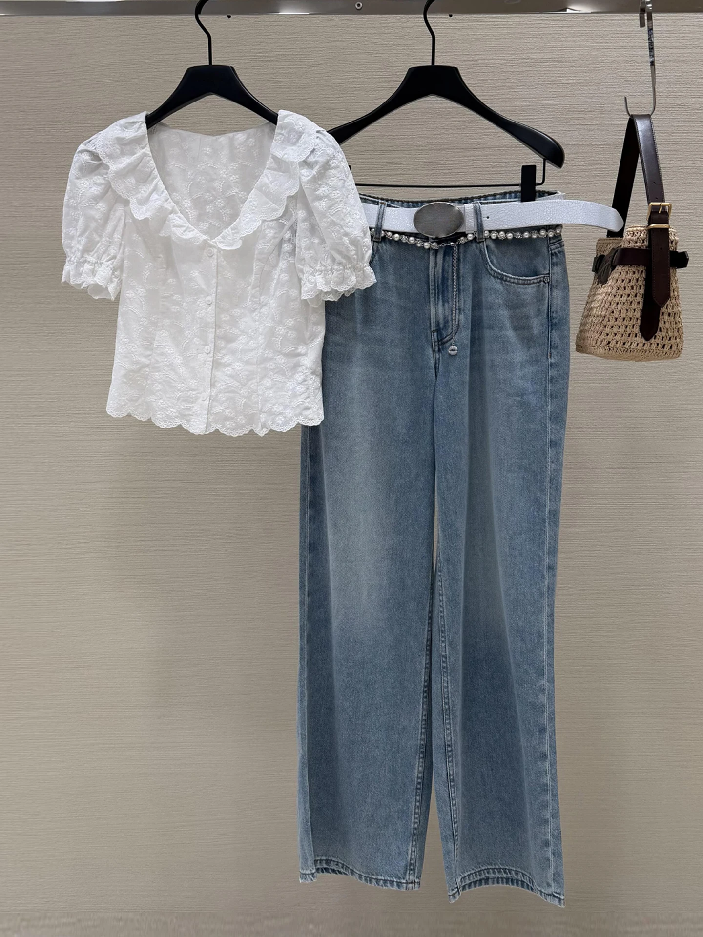

Elegant V-neck Bubble Sleeve Shirt Women's Top with Lace Trim Embroidery Detail South Oil High-end Fashion Summer Collection