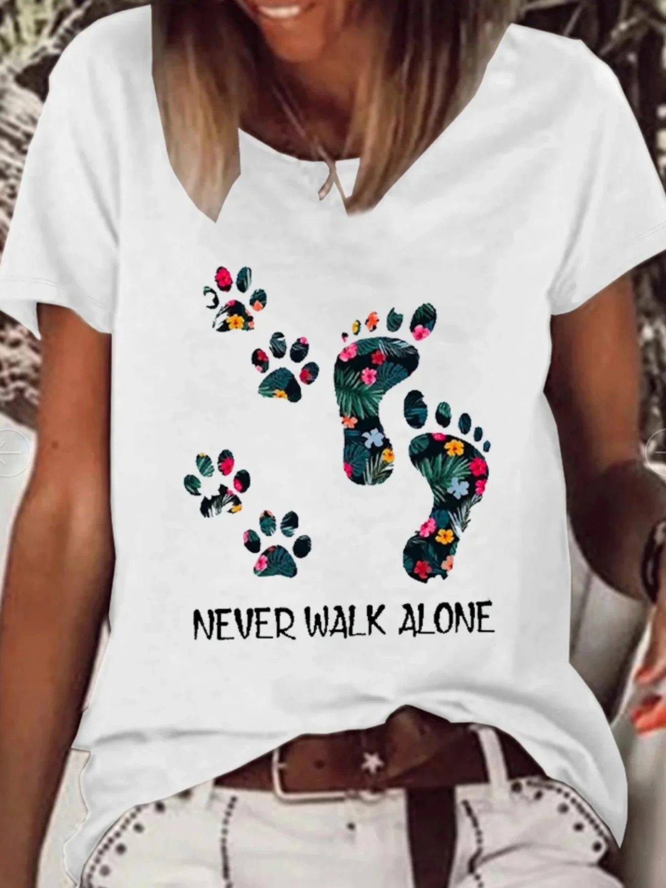 تي شيرت نسائي Never Walk Alone Dog Paw مطبوع برقبة دائرية كاجوال من القطن المزج