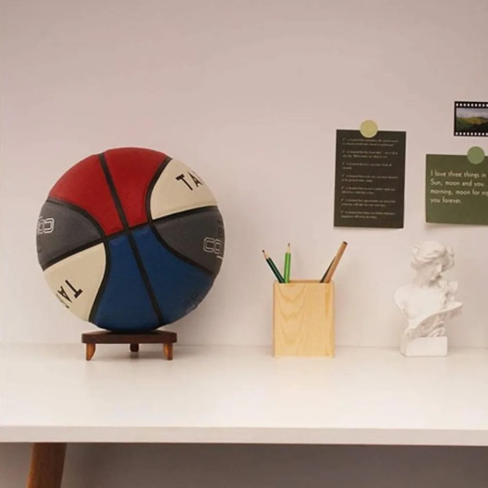 Soporte de exhibición de baloncesto de madera, estante triangular decorativo de escritorio, estantes de almacenamiento de pelotas deportivas, trípodes, soporte de exhibición de bolas para ahorrar espacio