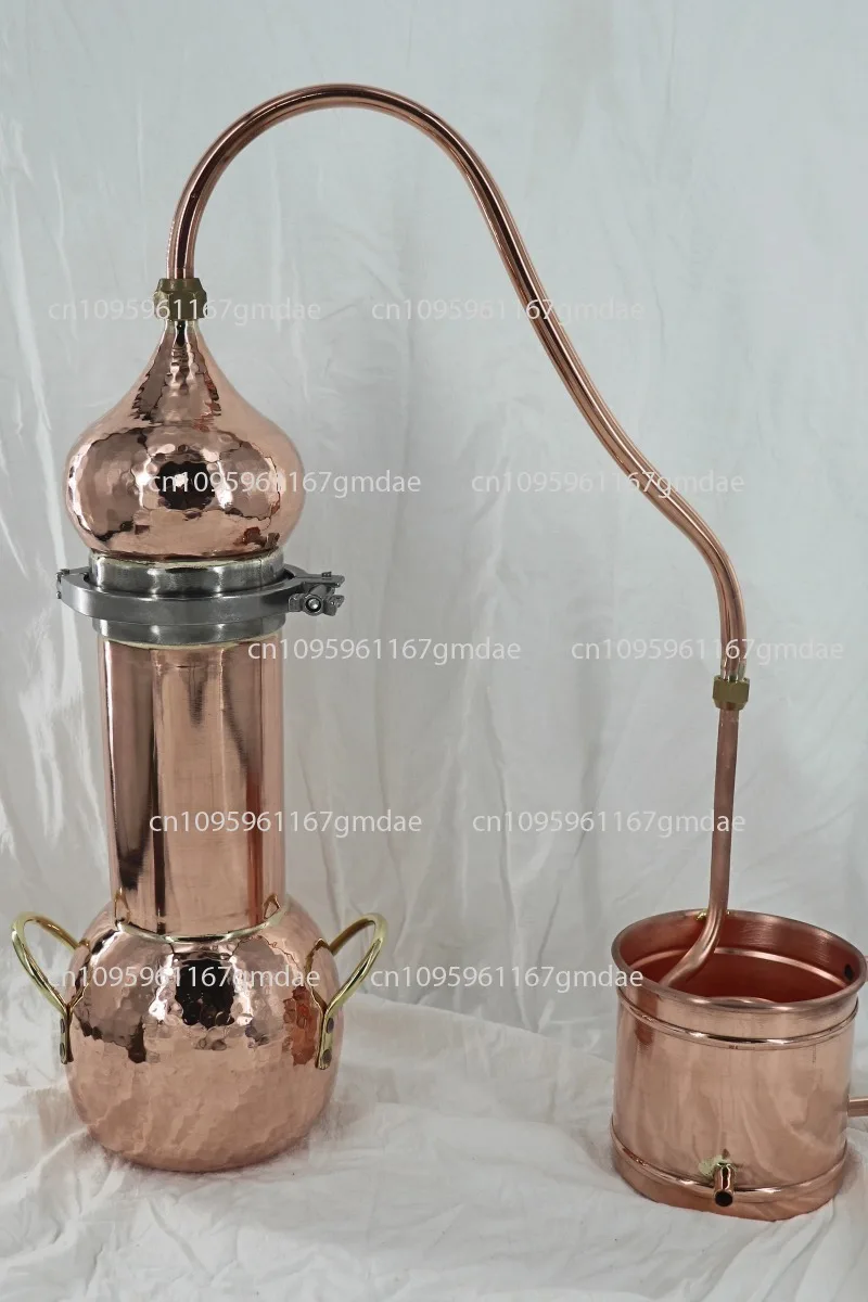 Copper still for home use; small, ancient distillation device with 2 liters; water pump and pipe included.