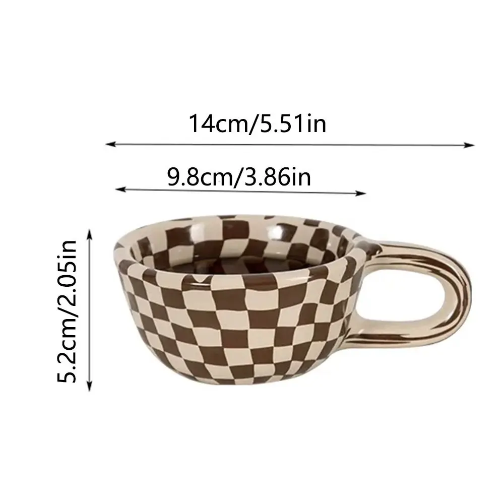 Taza de café de cerámica INS única, tazas de agua a cuadros pellizcadas a mano, mango en forma de U resistente al calor, tazas de tablero de ajedrez irregulares para desayuno