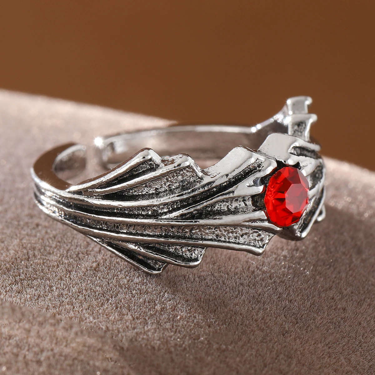 Gothic-style relief three-dimensional wing pattern engraved with artificial gemstones women's open ring suitable for parties