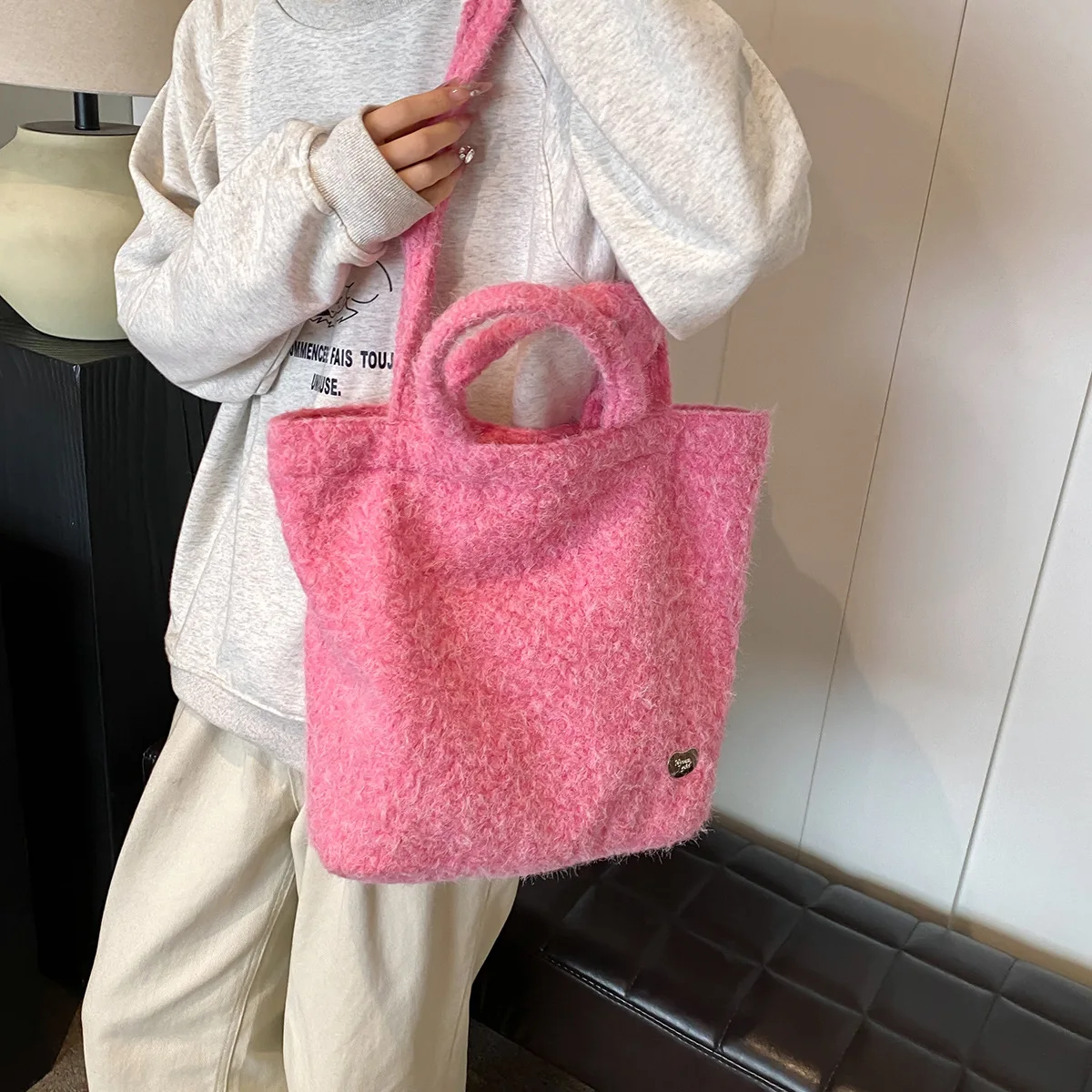 

Сумка для пригородных поездок на антистресс 2025, плюшевая сумка через плечо без веса с карманом-саше лавандового цвета и петлей AirTag