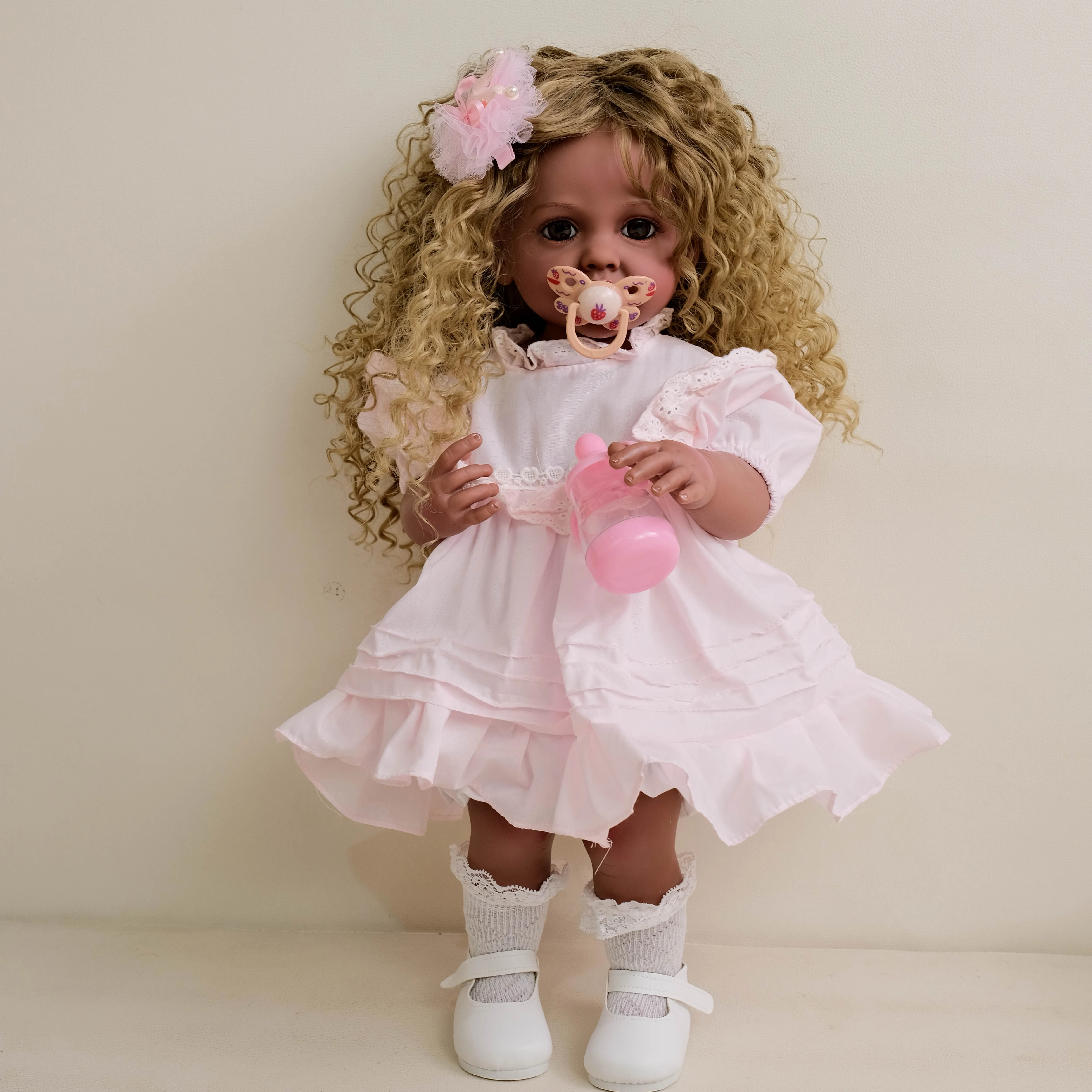 NPK 22 inch Betty Levensechte Siliconen Reborn Pop Full Body Krullend Haar Meisje Speelgoed 3D Bruine Huid Cadeau voor kinderen