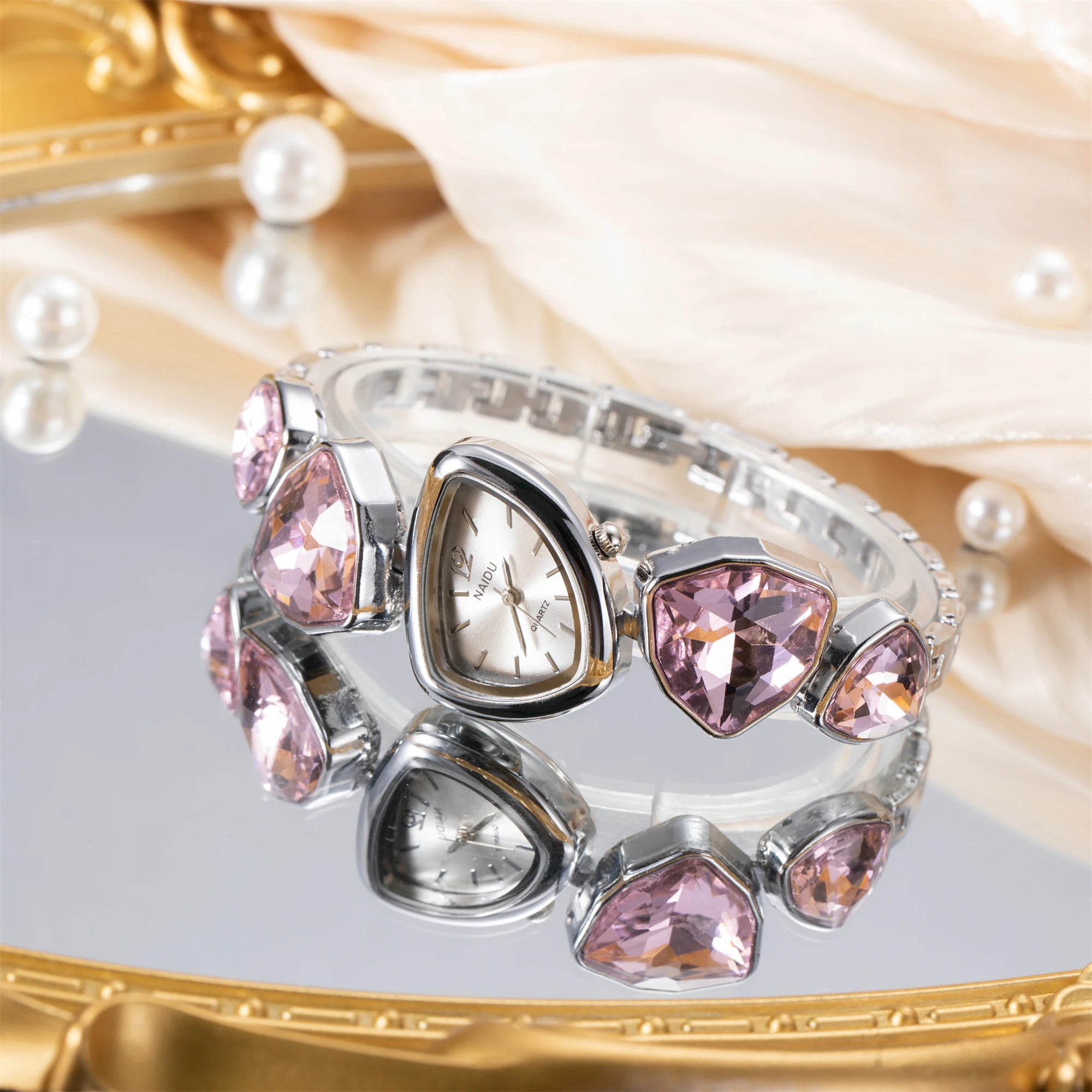 2025 ساعة يد نسائية ملونة فاخرة بتصميم غير منتظم وسوار على طراز ساعة كوارتز نسائية