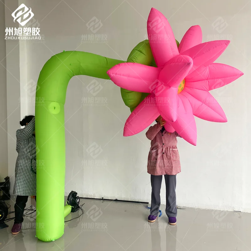 Grande modello di fiore gonfiabile con oggetti di scena decorativi soffianti per macchie panoramiche all'aperto, parchi e centri commerciali