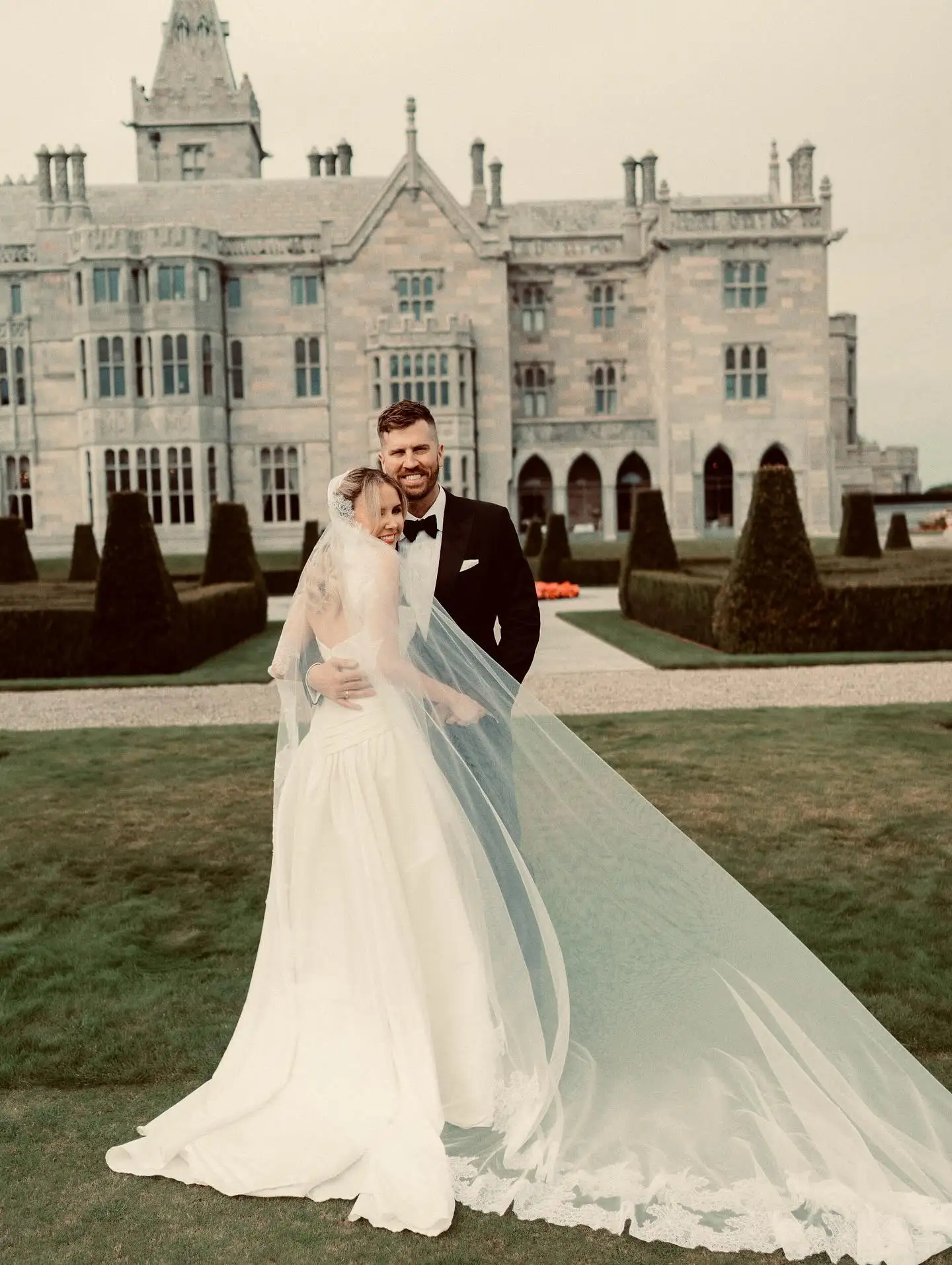 우아한 끈이 없는 레이스 웨딩 드레스 현대 메쉬 아플리케 긴 신부 드레스 패션 민소매 튤 파티 파티 가운