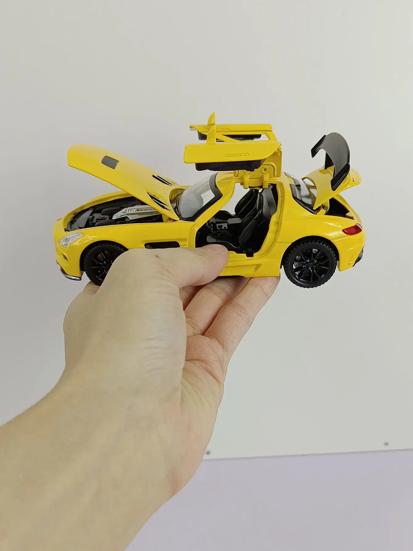 

1:32 SLS AMG Super Sports Car Легкосплавная модель двери автомобиля можно открыть имеет имитирующие функции звука и освещения, богатые детали.