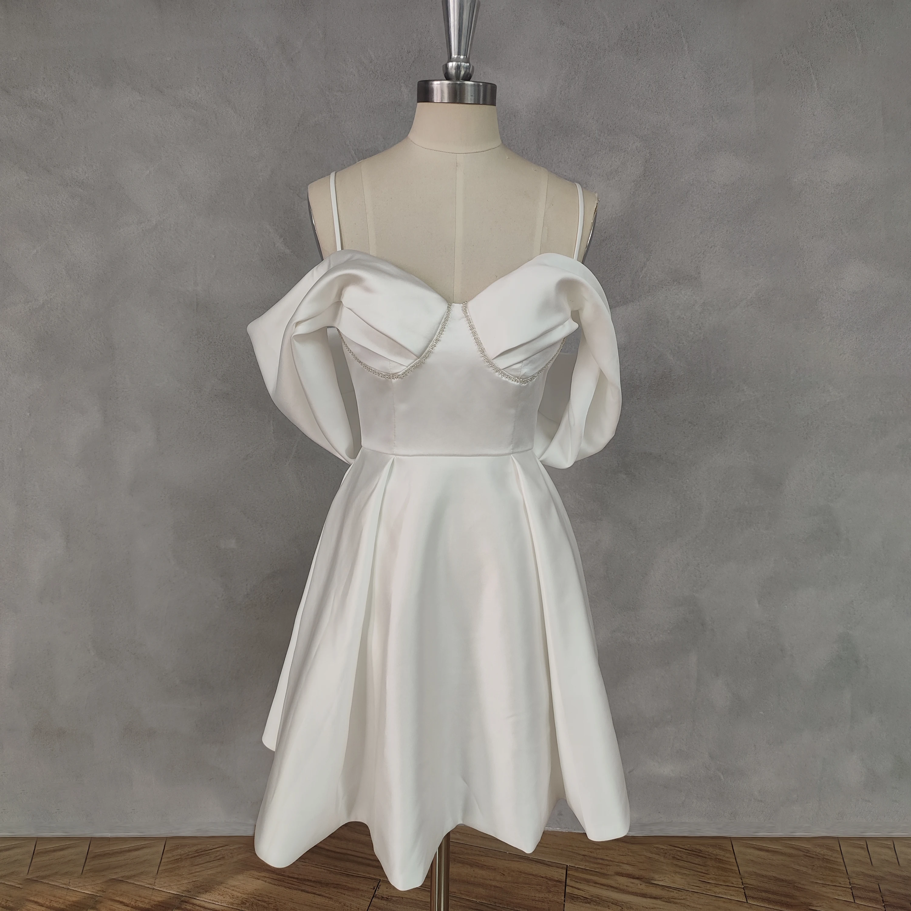 Abito da sposa corto a trapezio in raso con scollo a v e spalle scoperte per le donne abito da sposa con lacci sul retro al ginocchio su misura