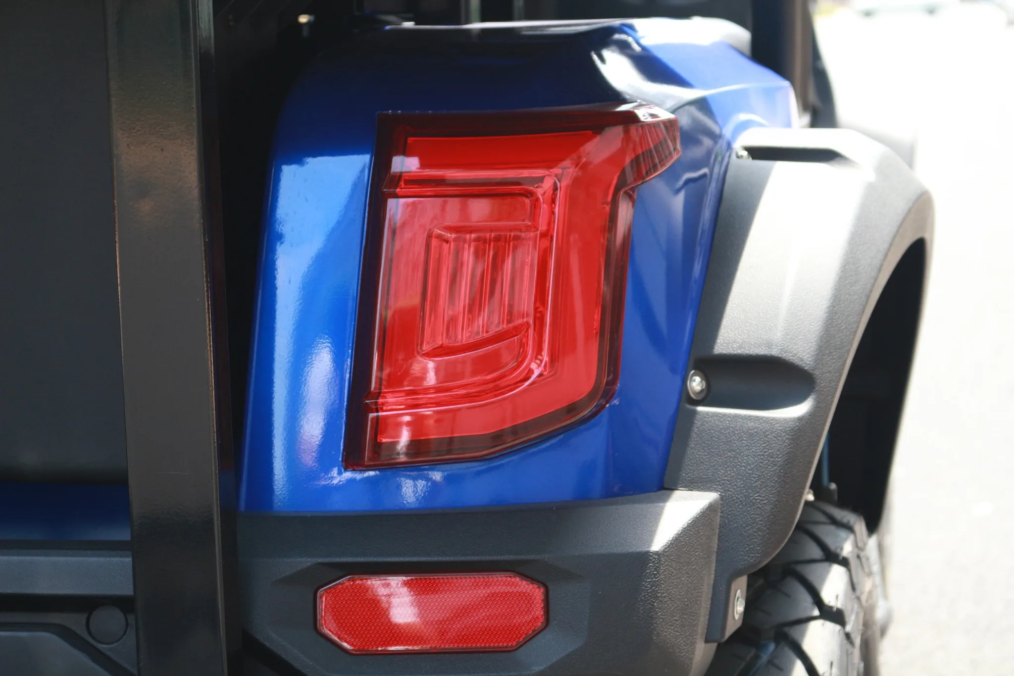 عربة جولف كهربائية ذات 4 مقاعد وبطارية ليثيوم للنادي من المصنع مباشرة للترفيه والترفيه