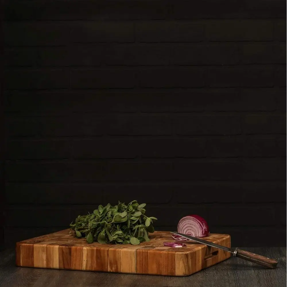 لوح تقطيع الحبوب ذو نهاية خشب الساج المتوسط مع أخدود العصير - معتمد من FSC، صديق للسكين #2