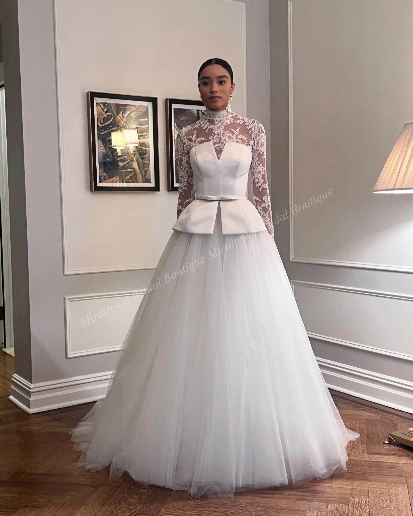 สวนกลางแจ้งงานแต่งงานชุด Peplum Corset ลูกไม้คอ Topper แจ็คเก็ตปราสาทคลอดบุตรเจ้าสาวภาพชุดที่กําหนดเอง