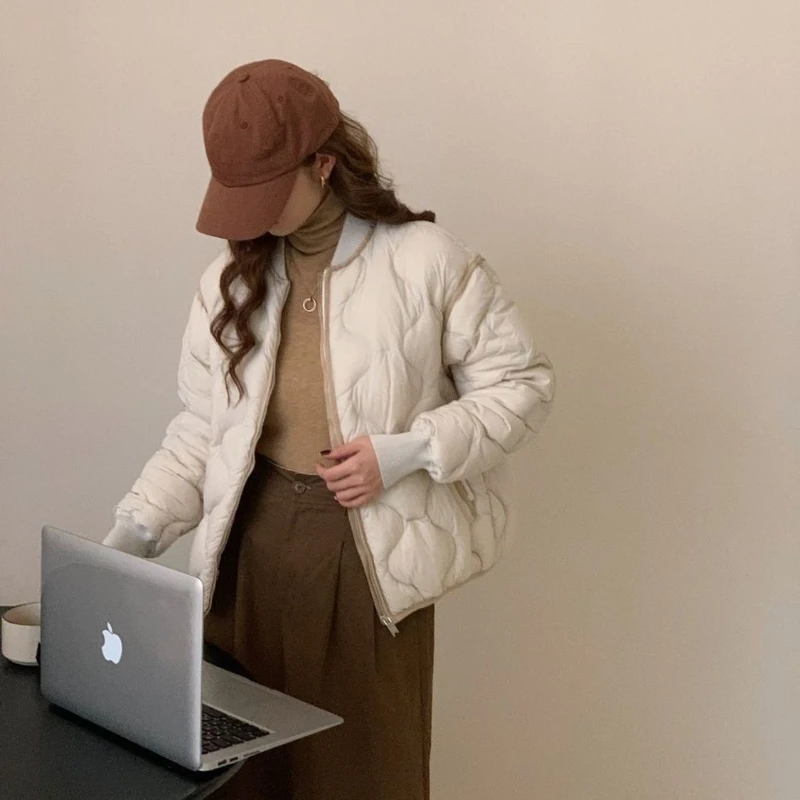 Damska lekka kurtka puchowa 90% puchu, nowość na zimę 2025, miękkie kolory, dopasowany krój, krótka parka, płaszcz dziewczęcy ze stójką.