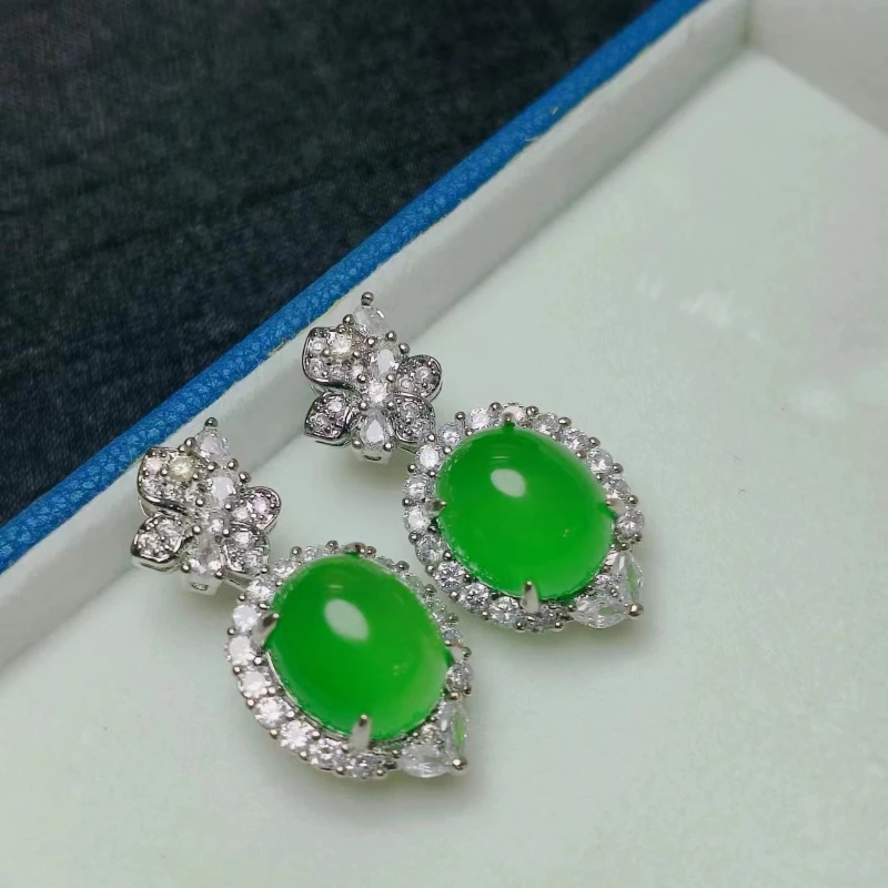 High ice chalcedony stud earrings, back cover and light 925 silver-plated inlaid imperial green agate jade earrings.