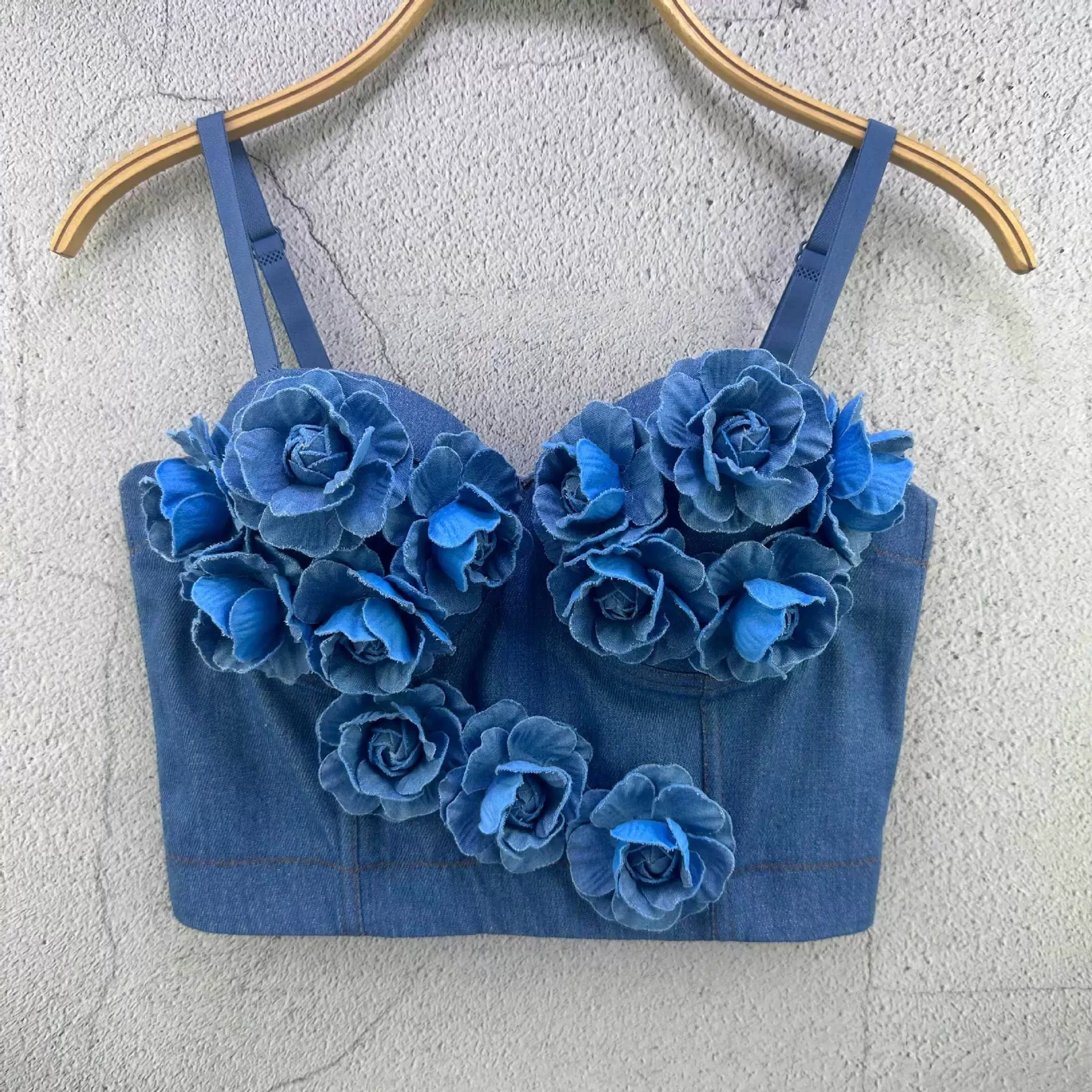 

Короткие джинсовые подтяжки с нагрудными подушечками и небольшим жилетом с цветочным принтом для верхней одежды в качестве базовой обертывания груди. Топ из французского бисера-GZNY050.