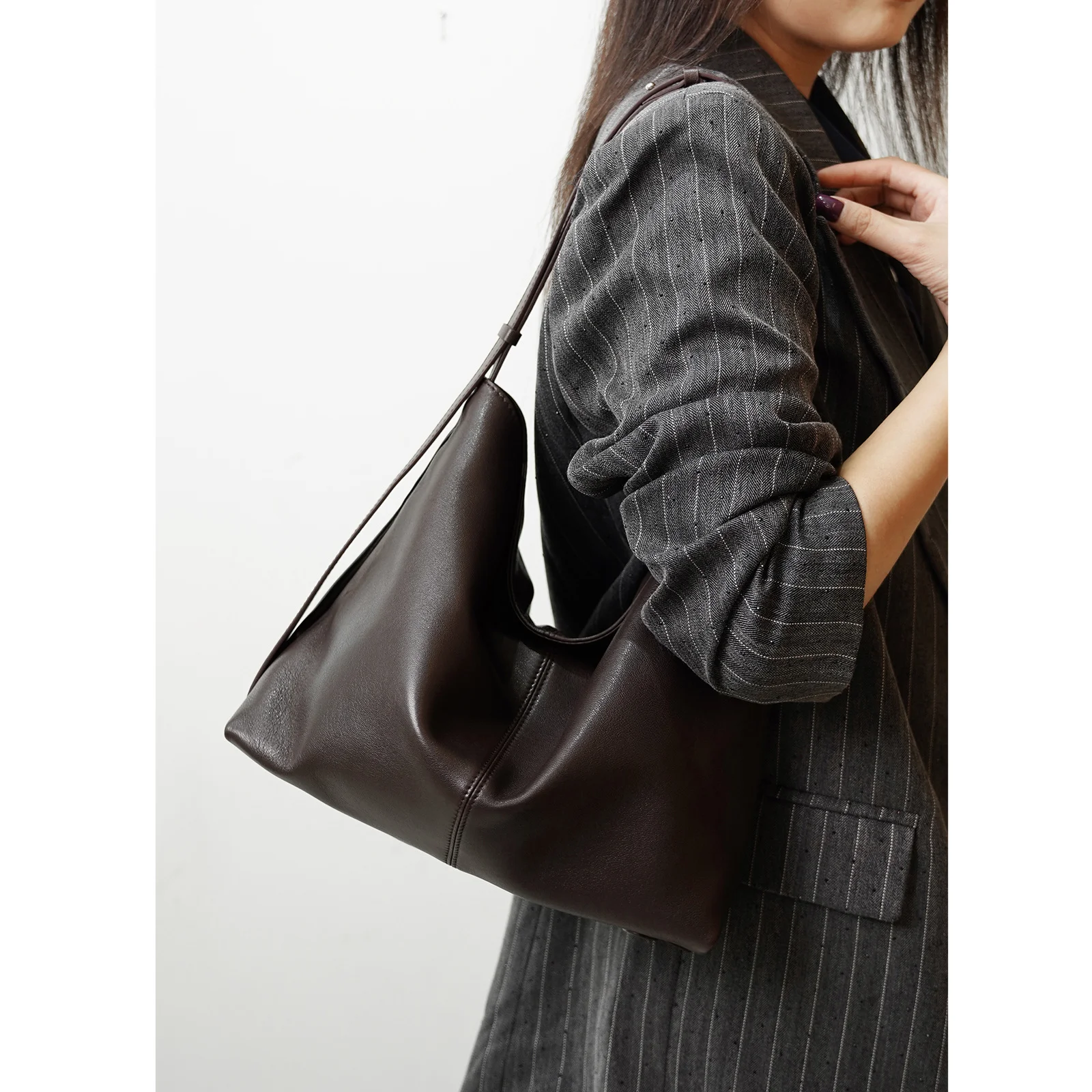 

New Commuter Lamb Skin Leather Bag Women's Niche Handbag Lazy Style Shoulder Bag High Quality 2026 Large Capacity Tote Bags