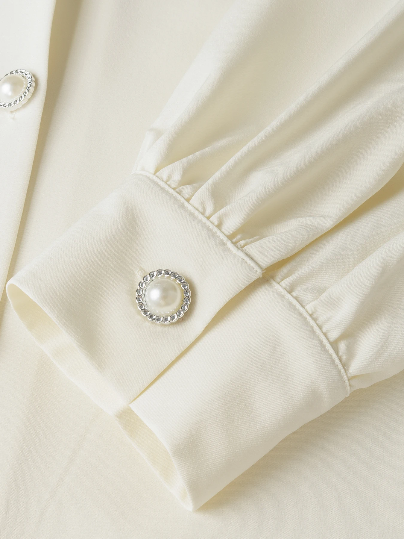 Damen-Satinbluse mit Puffärmeln, langärmelig, weiß, für das Büro, Herbst, elegant, V-Ausschnitt, Perlenknöpfe, lockere Passform, Business-Casual-Oberteil – Detail 12