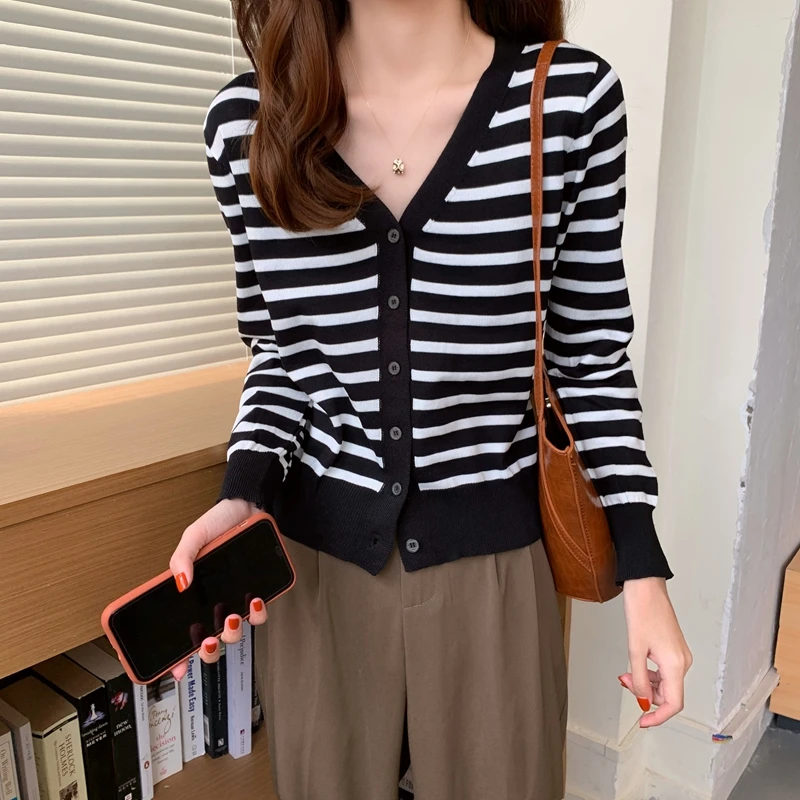 Autumn and winter new Korean long sleeved striped V-neck knitted cardigan sweater jacket