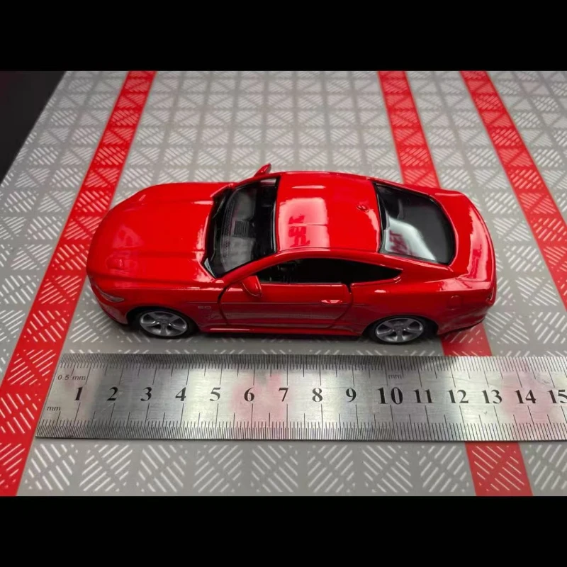 1:36 2015 Ford Mustang GT Modello di auto in lega Tirare indietro le auto I bambini raccolgono regali