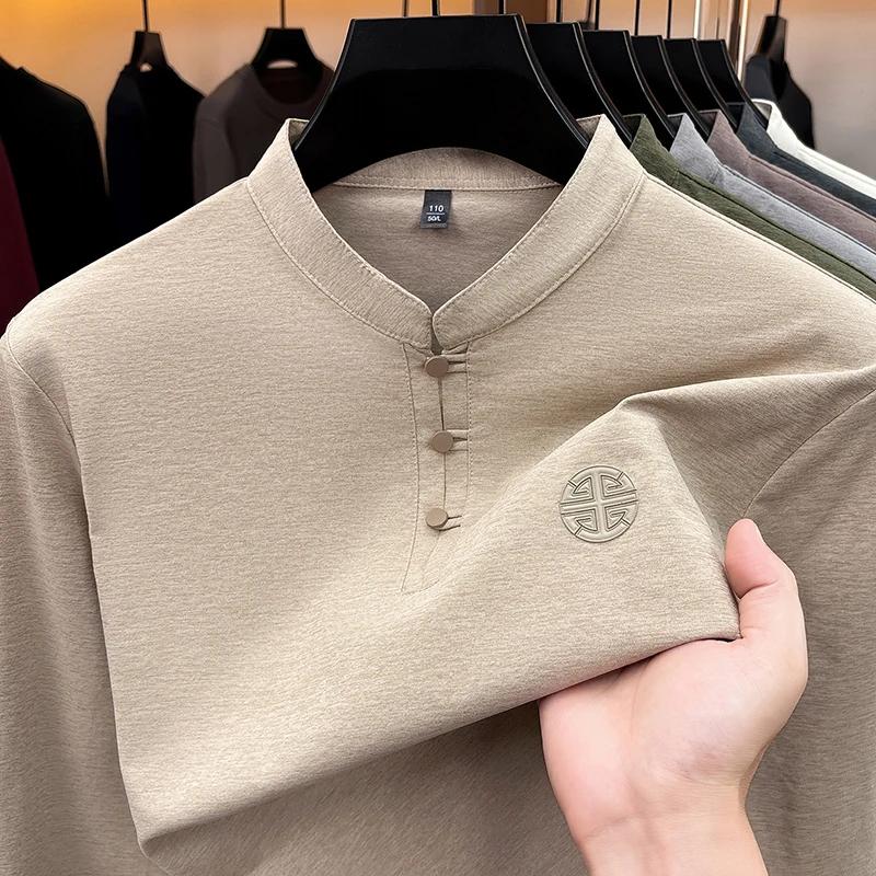 Herren-T-Shirt mit Mandarin-Kragen und langen Ärmeln, traditionelles Knopfdesign, Brustemblem, glatter, dehnbarer Stoff, modische Freizeit-Oberteile für Herren. – Detail 7