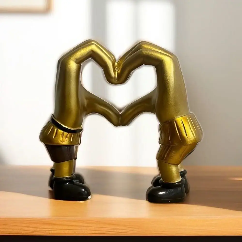 

Loveheart-shaped Valentine's Day Decorations Two Hands Romantic Valentine's Day Adornment Golden Resin Festive Table Model Toys