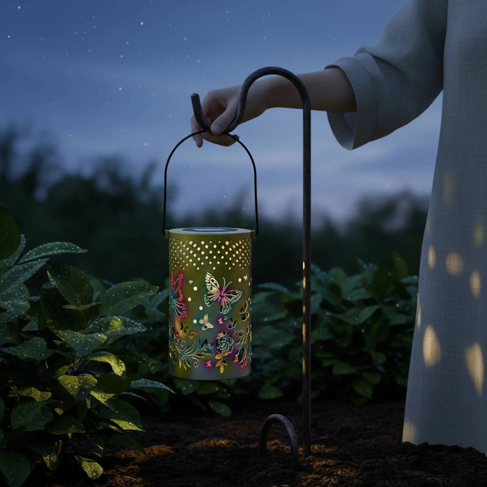 

Solar Fluttery Creature Projection Lantern Weather Resistant Hollow Metal Fluttery Creature Luminous Effect Outdoor Lighting