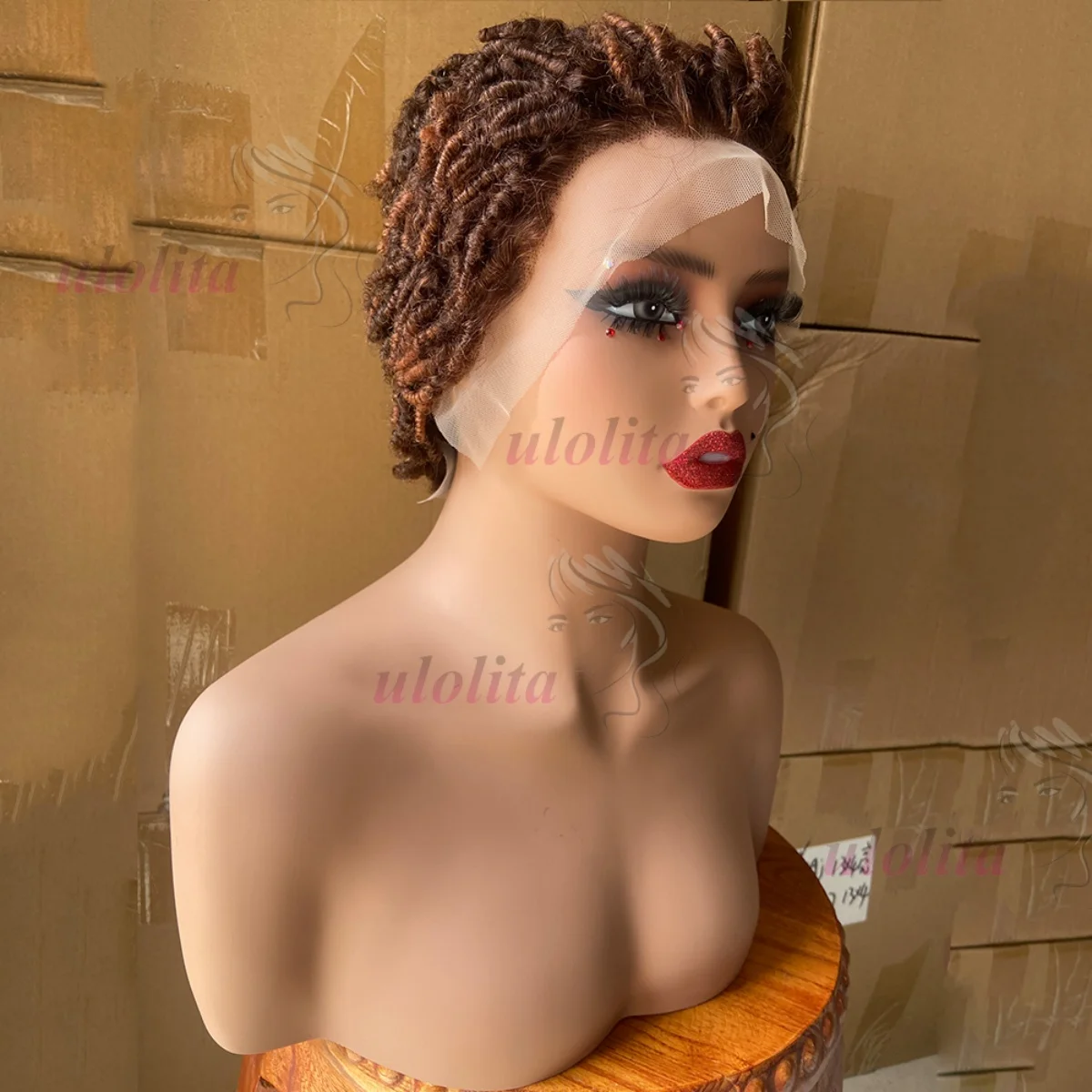 Premium 13x4 Lace Front Kurze Caterpillar Lockige Echthaarperücke in Naturfarbe aus brasilianischem Remy-Haar, geeignet für den täglichen Gebrauch von Frauen. – Detail 15