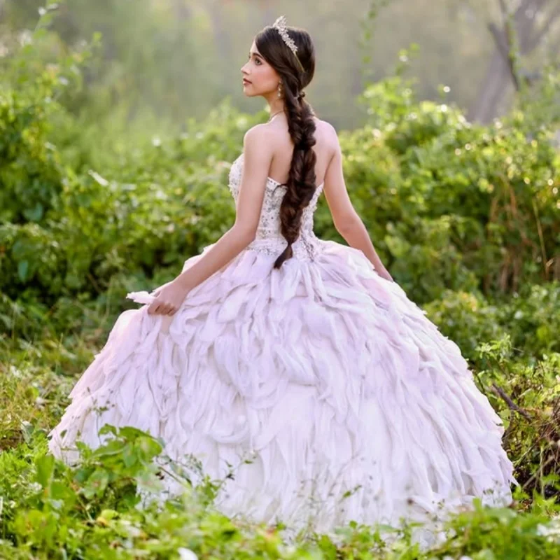 ชุดเดรสงาน Quinceanera สีขาวแบบสั่งตัด  แบบเปิดไหล่ ผ้าทูลล์ประดับคริสตัล  ชั้นผ้าทูลล์  ชายกระโปรงยาวระบาย  ชุดเดรสงาน Quinceanera สำหรับงานฉลองอายุ 15 ปี