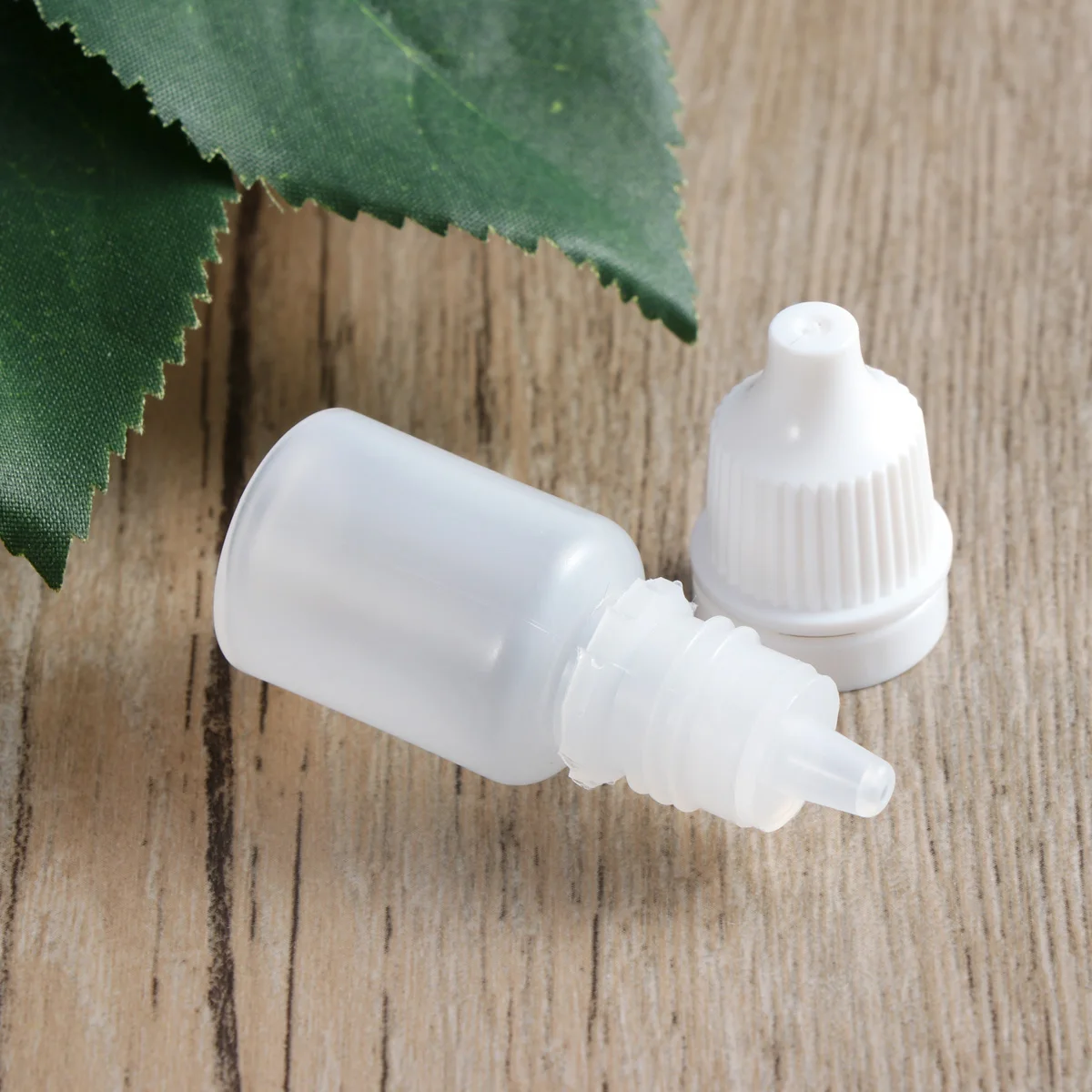 

10Pcs Empty Eye Liquid Dropper Bottles Plastic 5ml Childproof Cap Controlled Dripping for Eye Drops Solvents Light Oils