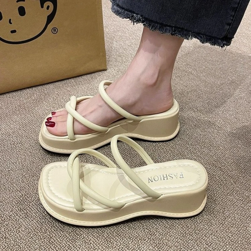 Female Slippers 2024 New Fashion Round Head Toe Pullover Thick Sole Slippers for Women External Wearing Cool Slippers for Women