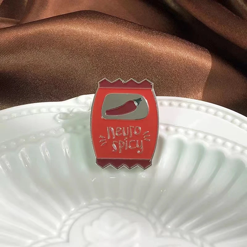 عبوات مخصصة من صلصة التوابل العصبية ، دبوس المينا ، بروش فلفل متباعد عصبي ، شارة طية صدر ، حقيبة ظهر ، ADHD إيجابي ، هدايا مجوهرات مضحكة