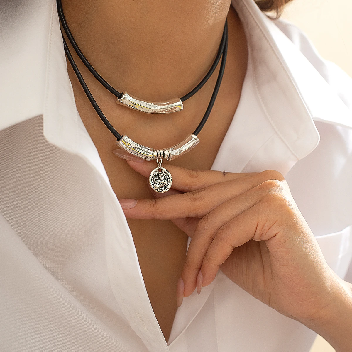 Lacteo 2pcs/set Ethnic Vintage Animal Relief Pendant Necklace Woman Leather Wax Thread Clavicle Choker Neck Aesthetic Jewelry