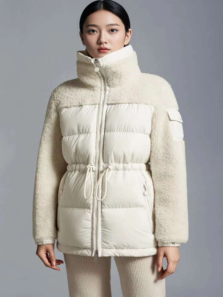 

Женская куртка-пуховик из белого гусиного пуха с воротником-стойкой и меховой отделкой, эластичной талией и дизайном с завязками, класса люкс