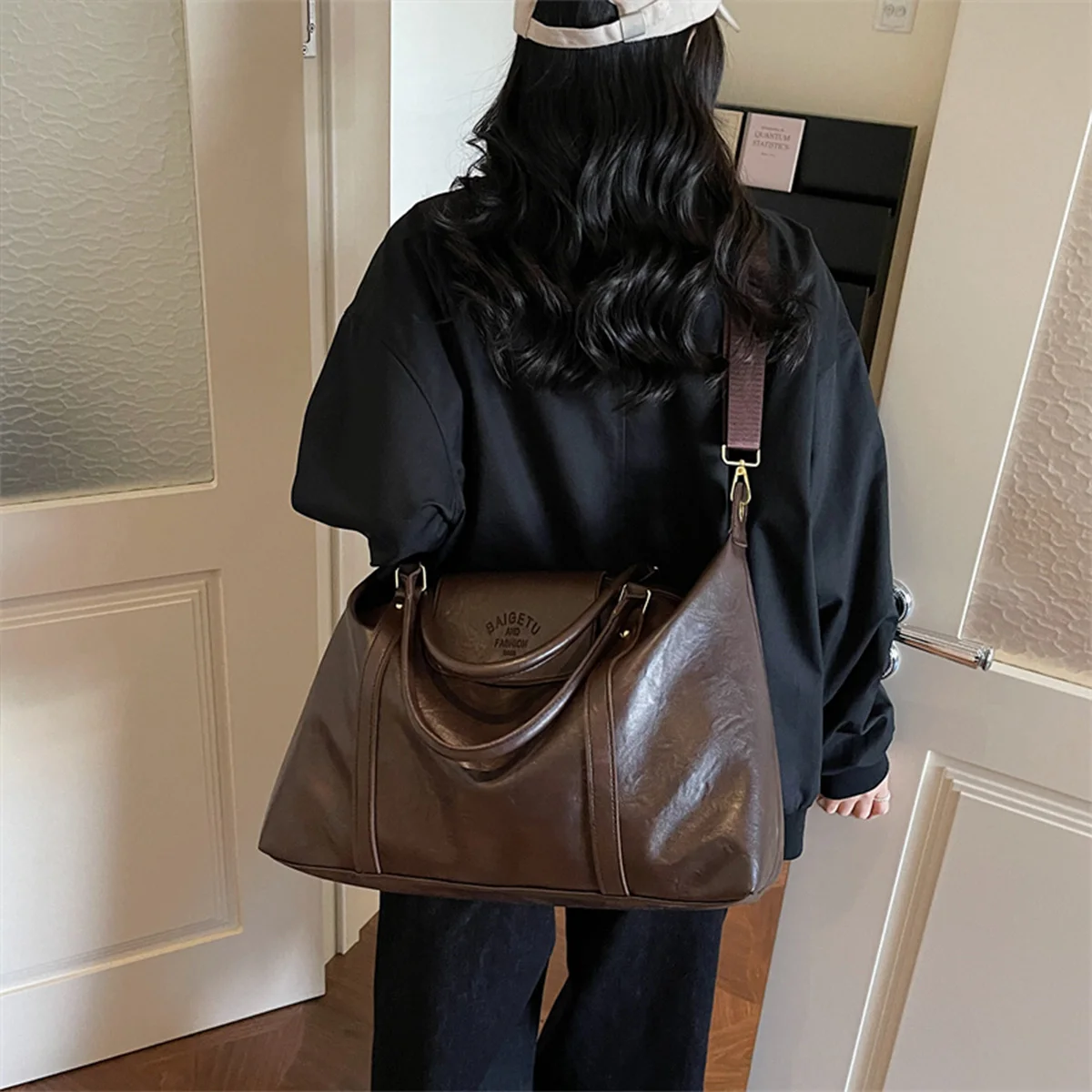 

Retro Patent Leather Glossy PU Crossbody Bag with Large Capacity PU Zipper Adjustable Strap Shoulder Bag for Daily Commute