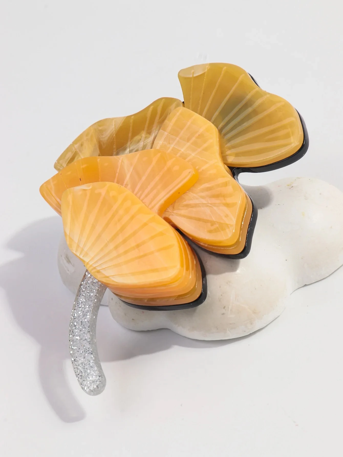 Trendige gelbe Ginkgoblätter-Acrylbroschen für Damen, Vintage-Harz-Pflanzen-Anstecknadeln, eleganter Schmuck, Geschenk, Kleidungszubehör – Detail 6
