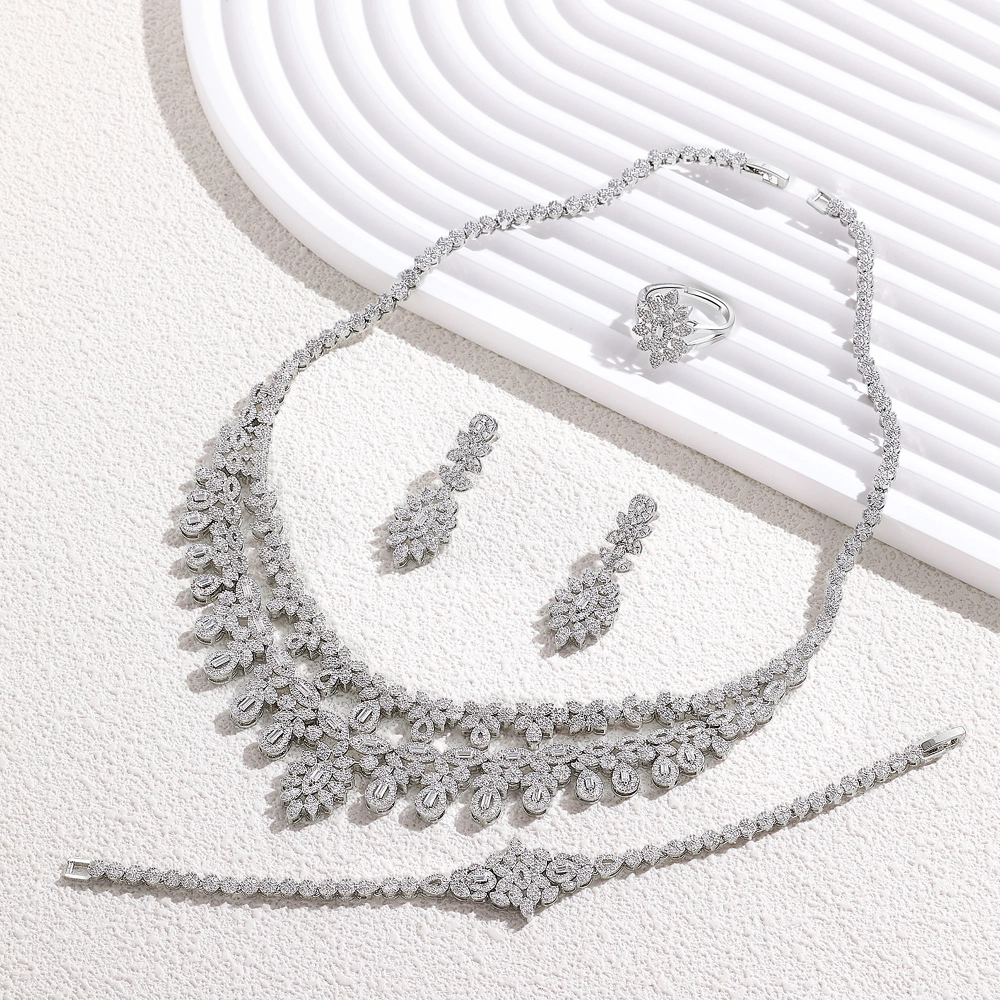

2024 New 4-Piece Designer Bride Wedding Jewelry Set Women's Discount Fashion Elegant Women's Set Wedding Neck Jewelry Bride