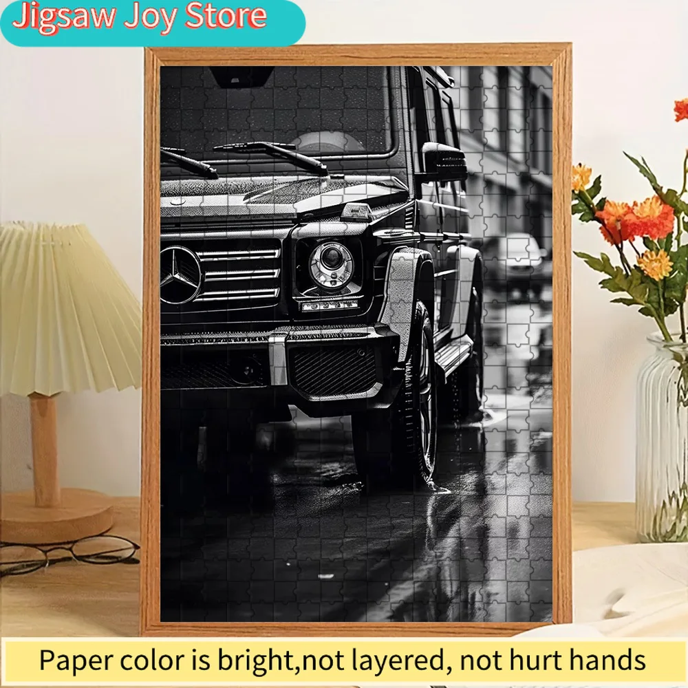 

Бумажный пазл-головоломка: Монохромный Mercedes-Benz G-Class SUV с изображением мокрой городской улицы. Художественный принт для декора стен. Эмблематический немецкий предмет роскоши.