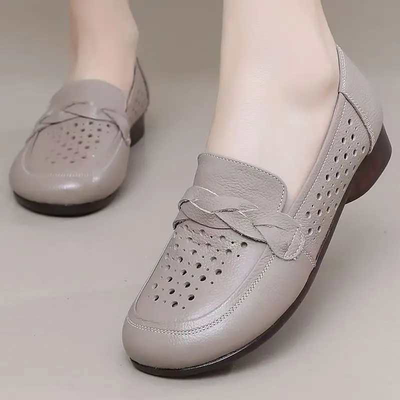 

Женские сандалии из натуральной кожи больших размеров на плоской подошве, весна-лето, новые, с мягкой подошвой, перфорированные, с круглым носком, для пожилых людей