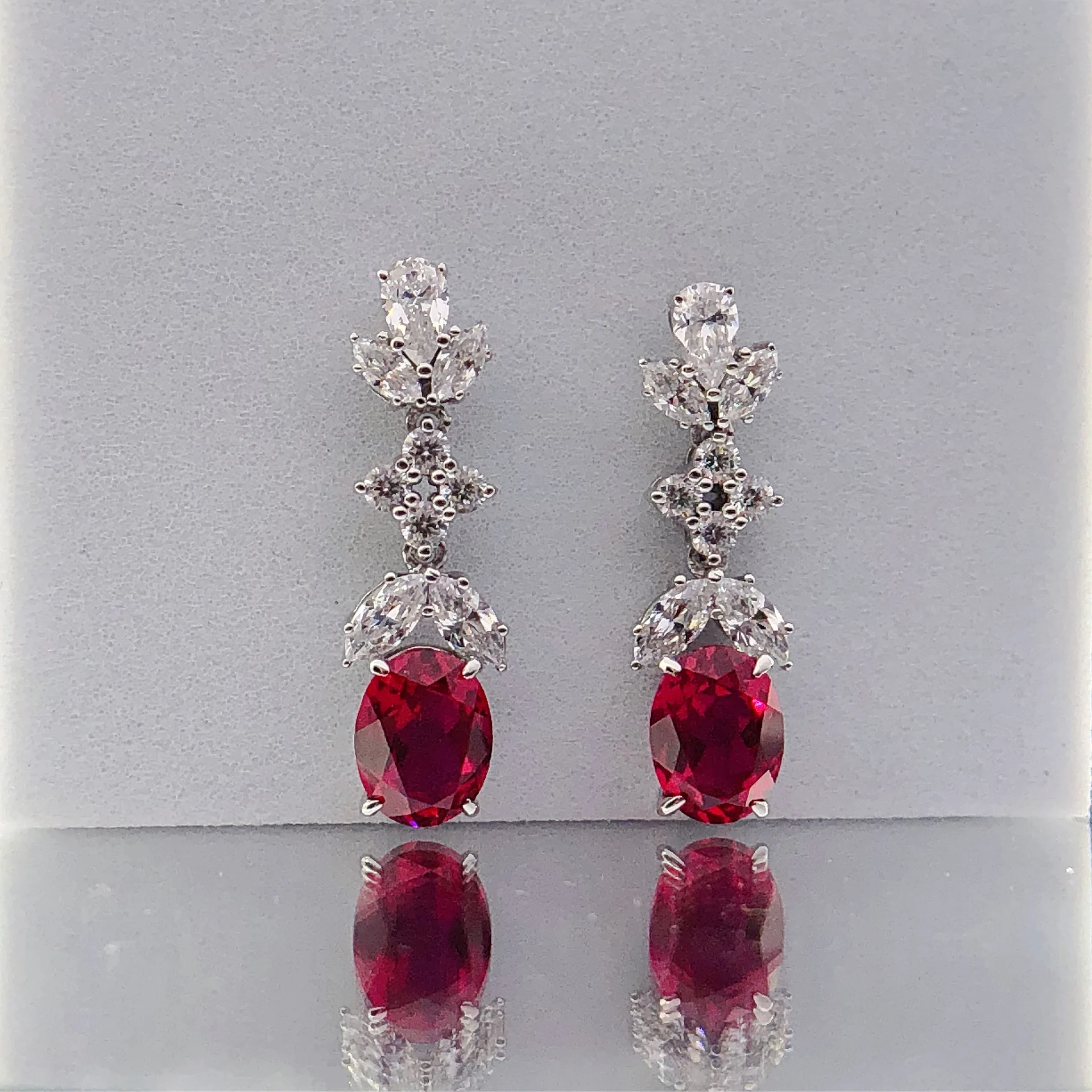 Platinum PT950 plated with gold. Marquise-shaped diamonds and egg-shaped earrings.