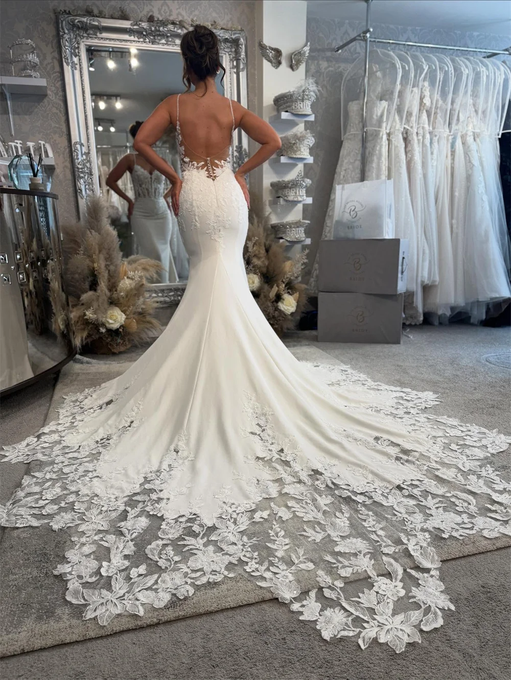 Suknie ślubne w stylu syreny z Tokio, białe, na ramiączkach spaghetti, bez rękawów, z odkrytymi plecami, trenem typu court, kolekcja 2025.