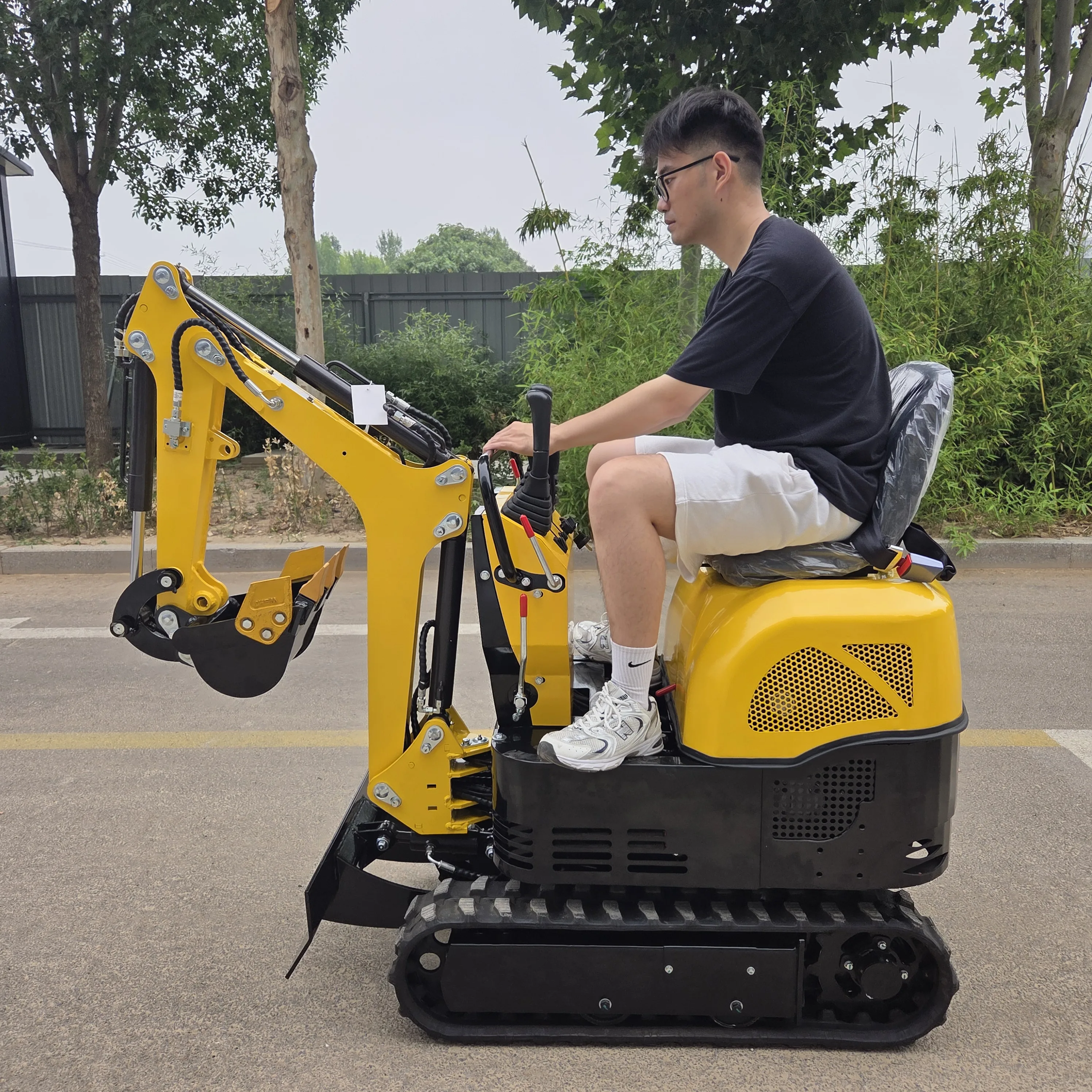 حفارة زاحفة هيدروليكية صغيرة عالية الجودة للبيع 0.8 طن حفار مزرعة البستان مخصص 1000 كجم حفارة زاحفة صغيرة