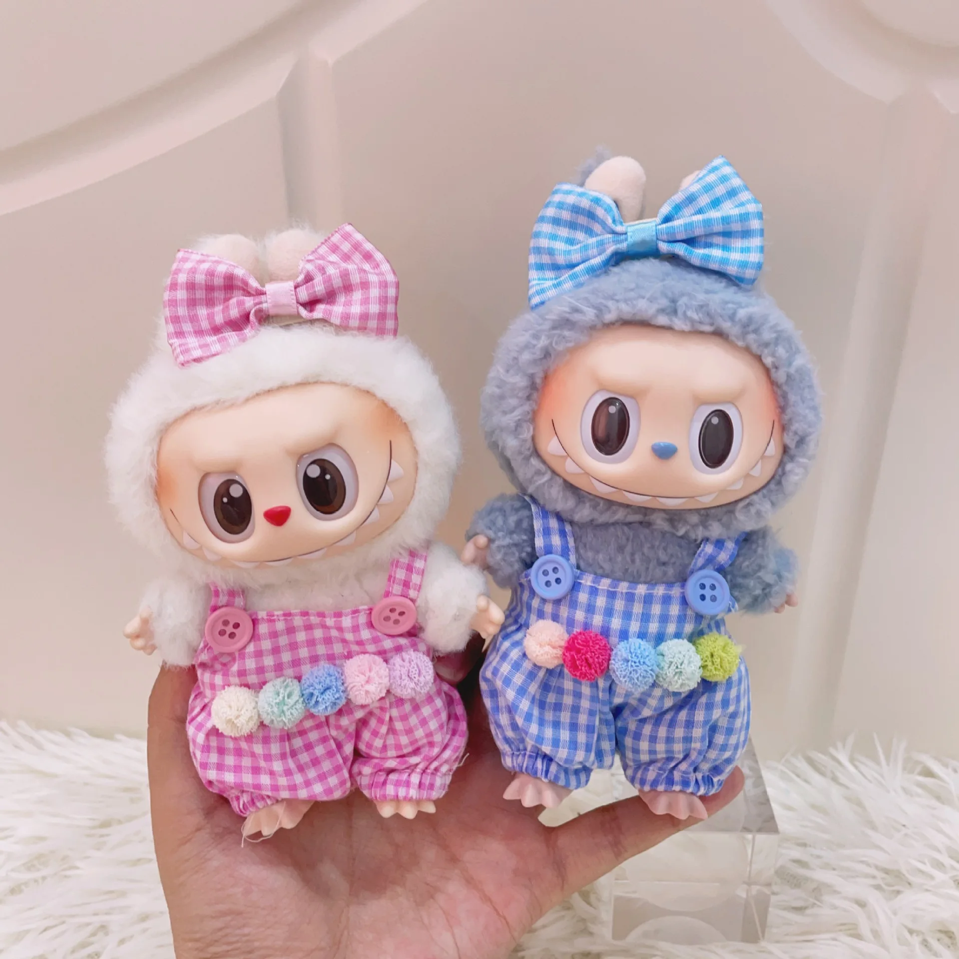 15/17cm LABUBUドール服 カラフルボールチェック柄オーバーオール リボン付きヘアアクセサリーセット ぬいぐるみ服 ギフト 初代・2代目・3代目向け