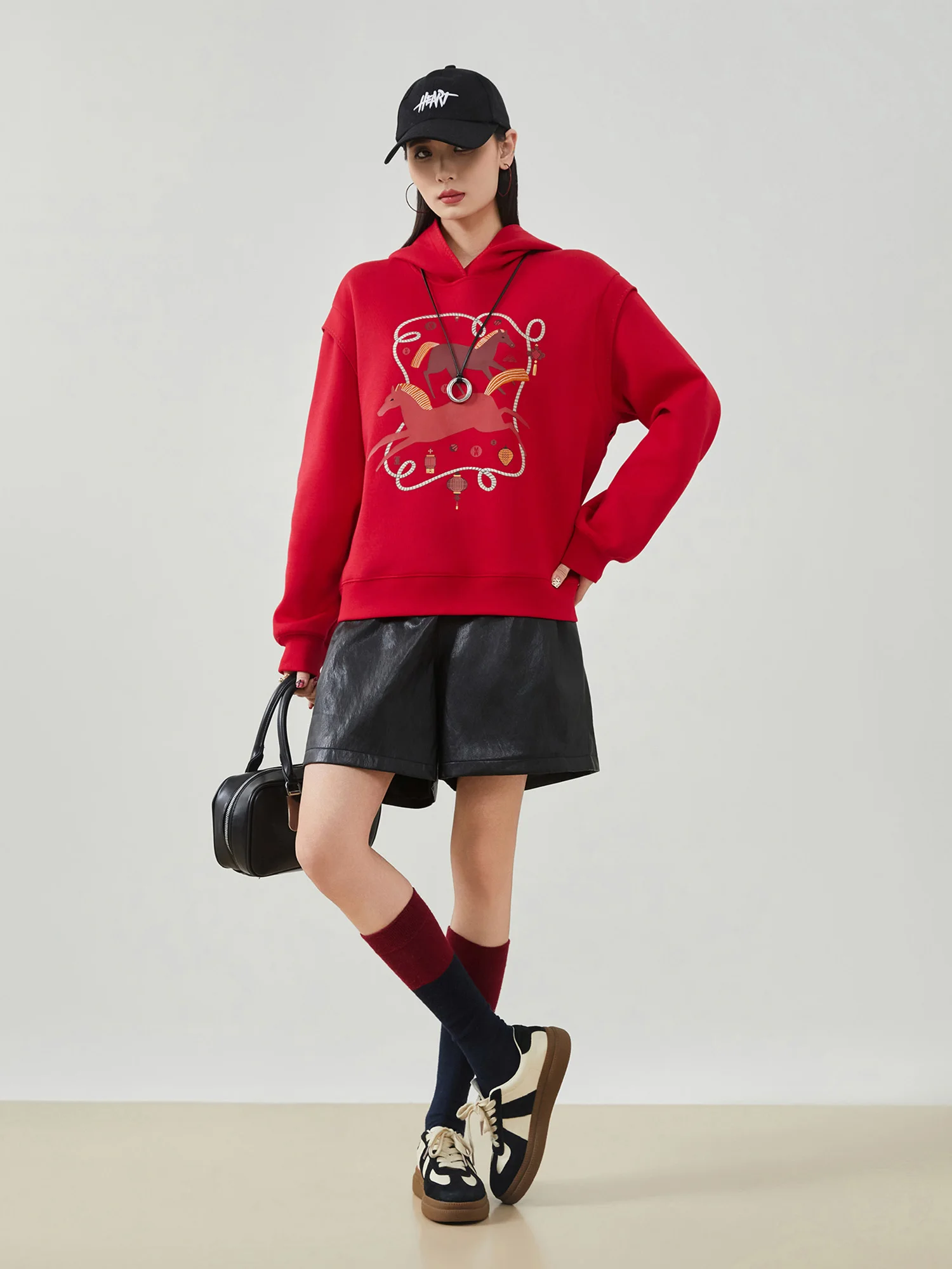 

Красная новогодняя толстовка с вышивкой, женская свободная повседневная кофта с длинными рукавами, весна 2026, стильный дизайн, удобная ткань из полиэстера