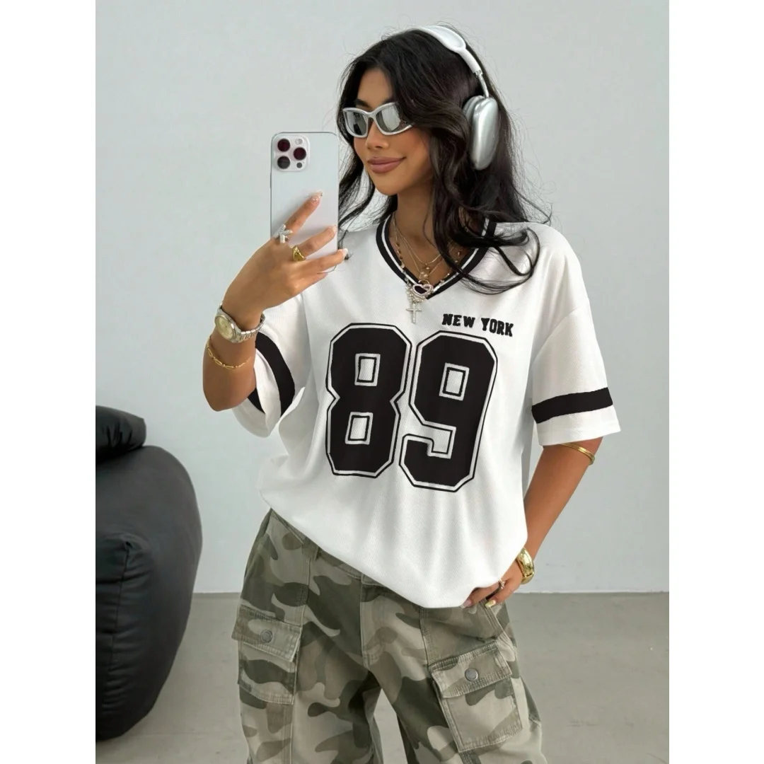 Damen Sommer Modisches Locker Sitzendes V-Ausschnitt Kurzarm T-Shirt mit Buchstaben- & Zahlen-Print Jersey Y2K Mode Streetwear Oberteile – Detail 2